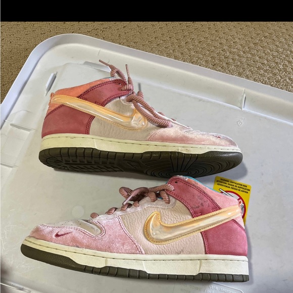 Nike Dunk Mid Sb Strawberry Social Status